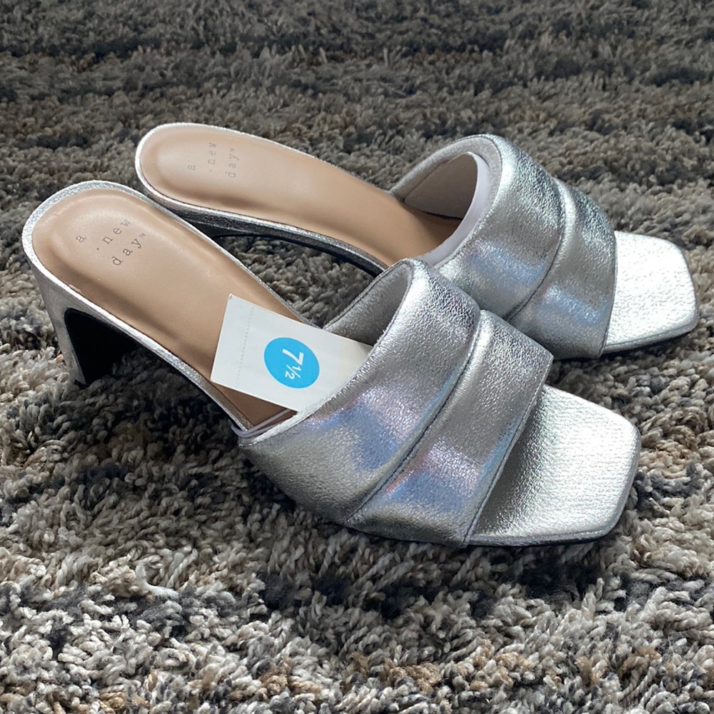 NWT a new day Lilah heeled sandals color silver size 7.5